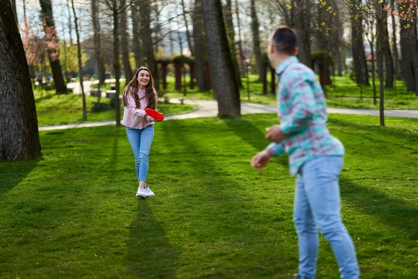 Alkalmi Öltözött Fiatal Pár Játszik Freesbie Parkban — Stock Fotó