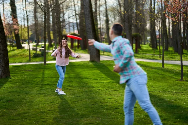 Fritidsklädda Unga Par Spelar Freesbie Parken — Stockfoto