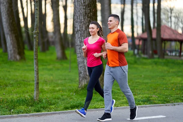 Pareja Joven Atlética Atractiva Corriendo Parque —  Fotos de Stock