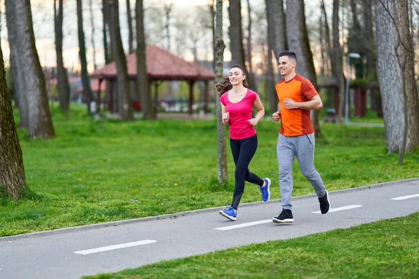 Sportowa Atrakcyjna Młoda Para Biegająca Parku — Zdjęcie stockowe