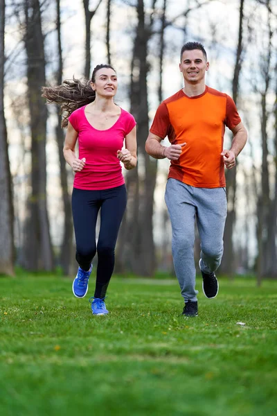 Atletiska Och Attraktiva Unga Par Som Springer Parken — Stockfoto