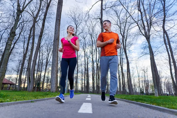 Pareja Joven Atlética Atractiva Corriendo Parque —  Fotos de Stock