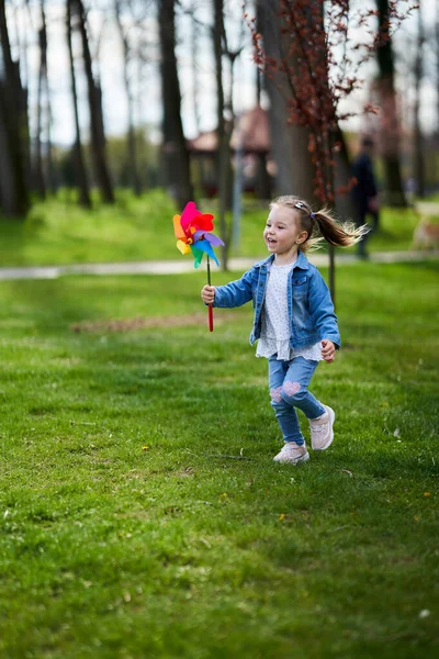 Kleines Mädchen Spielt Park Mit Einem Windrad — Stockfoto