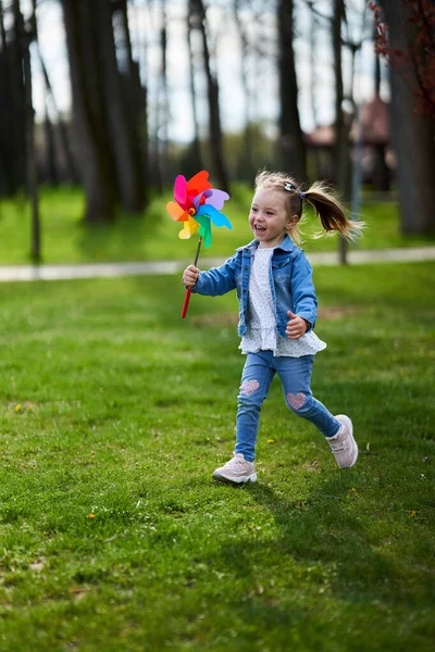 Kleines Mädchen Spielt Park Mit Einem Windrad — Stockfoto