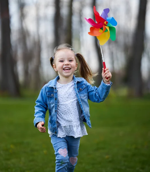 Menina Brincando Com Pinwheel Livre Parque — Fotografia de Stock