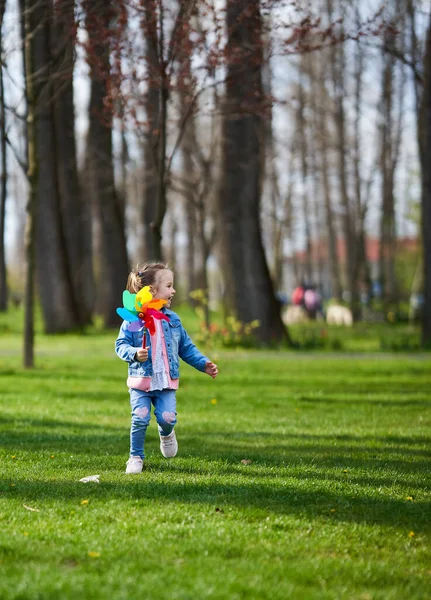 Klein Meisje Spelen Met Een Pinwheel Outdoor Het Park — Stockfoto