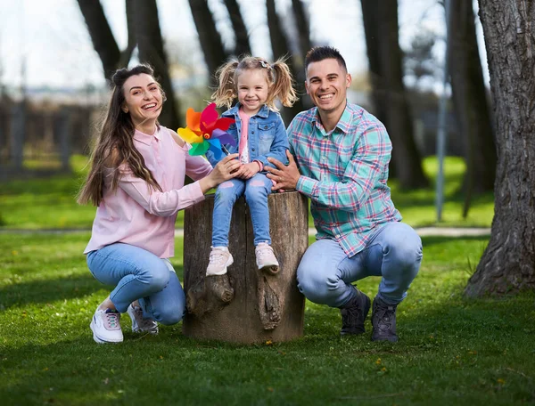 Feliz Familia Joven Madre Padre Hija Pequeña Que Tienen Gran —  Fotos de Stock