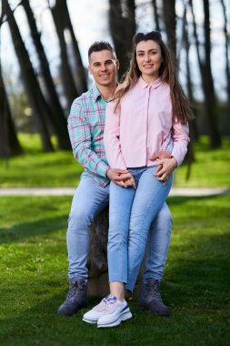 Bahar zamanı parkta genç ve sevimli bir çift