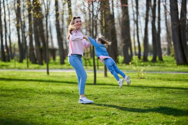 Anne ve kızı parkta harika vakit geçiriyorlar.