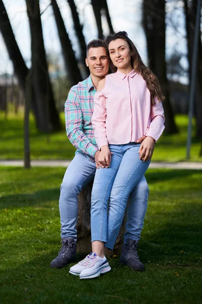 春の間公園の若い素敵なカップル — ストック写真