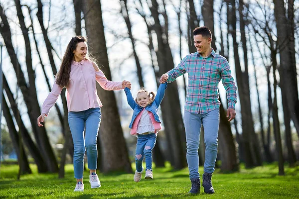 Feliz Familia Joven Madre Padre Hija Pequeña Que Tienen Gran —  Fotos de Stock