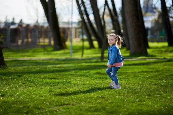 Lycklig Liten Flicka Äng Parken Våren — Stockfoto