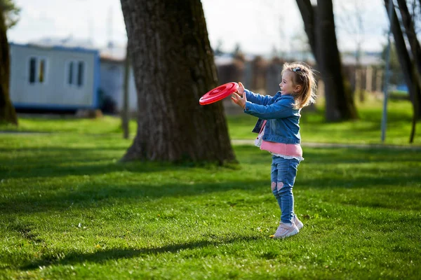 Menina Loira Brincando Freesbie Parque — Fotografia de Stock