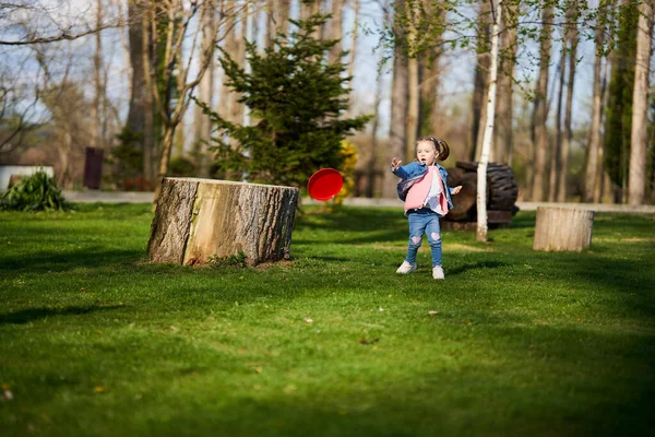 Piccola Ragazza Bionda Che Gioca Freesbie Nel Parco — Foto Stock