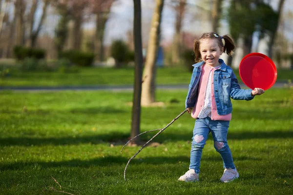 Klein Blond Meisje Spelen Freesbie Het Park — Stockfoto