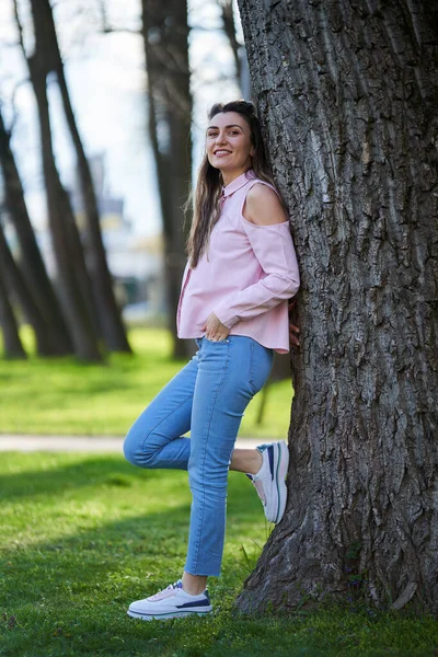 Giovane Donna Nel Parco Appoggiata Albero — Foto Stock