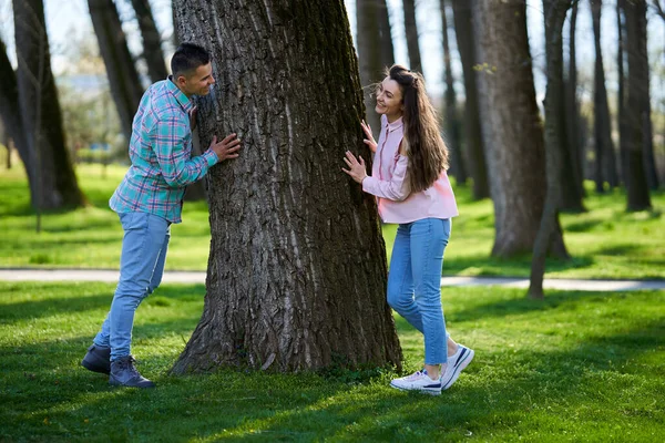 春天里 一对年轻貌美的情侣在公园里 — 图库照片