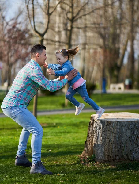 Buon Padre Figlia Avendo Grande Momento Nel Parco Inizio Primavera — Foto Stock