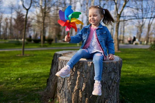 Klein Meisje Spelen Met Een Pinwheel Outdoor Het Park — Stockfoto