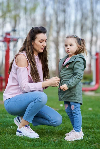 Moeder Dochter Het Park Hebben Een Geweldige Tijd — Stockfoto