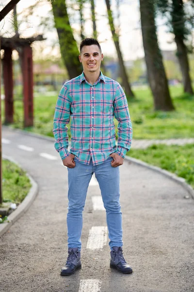 Heureux Jeune Homme Sur Une Ruelle Dans Parc Par Une — Photo