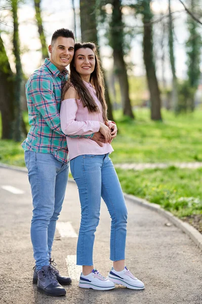 Jeune Couple Charmant Dans Parc Printemps — Photo