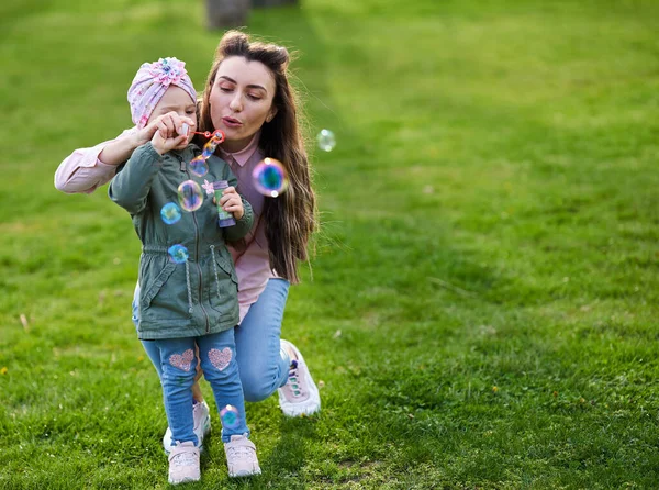 Moeder Dochter Blazen Zeepbellen Het Park Een Prachtige Lentedag — Stockfoto