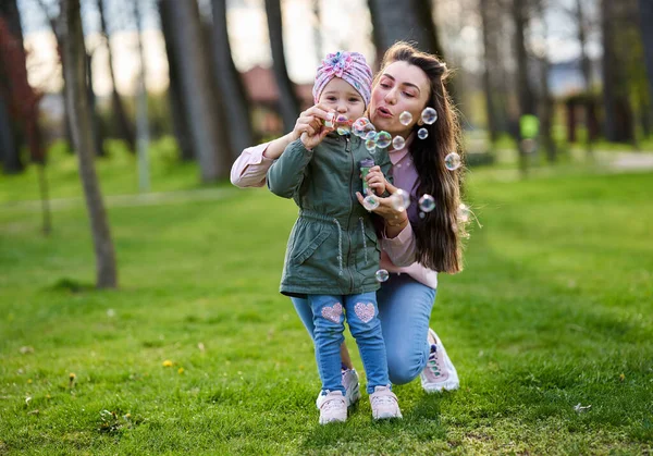 Mutter Und Tochter Pusten Einem Schönen Frühlingstag Seifenblasen Park — Stockfoto