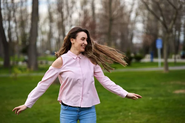 Gelukkig Langharige Jonge Vrouw Het Park Draaien Laat Haar Haar — Stockfoto