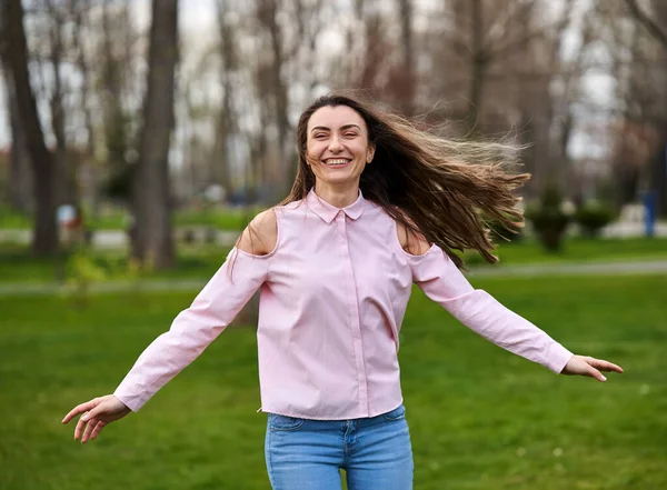 Glad Långhårig Ung Kvinna Parken Snurrar Och Låter Håret Flyga — Stockfoto