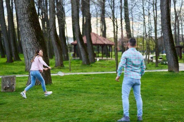 Young Happy Couple Playing Badminton Park — Stock Photo, Image