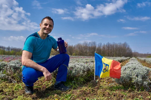 Agricultor Romeno Orgulhoso Bebendo Água Perto Seu Campo Lavanda — Fotografia de Stock