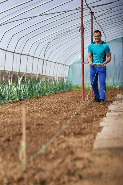 Αγρότης Ετοιμάζει Χώμα Για Φυτέψει Ντομάτες Στο Θερμοκήπιό Του — Φωτογραφία Αρχείου