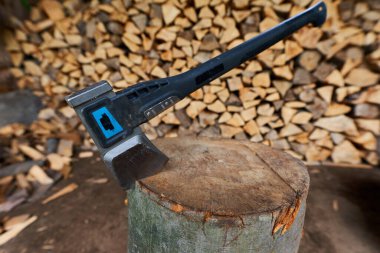 Bir odun yığını tarafından kütüğün içinde ağır bir balta.