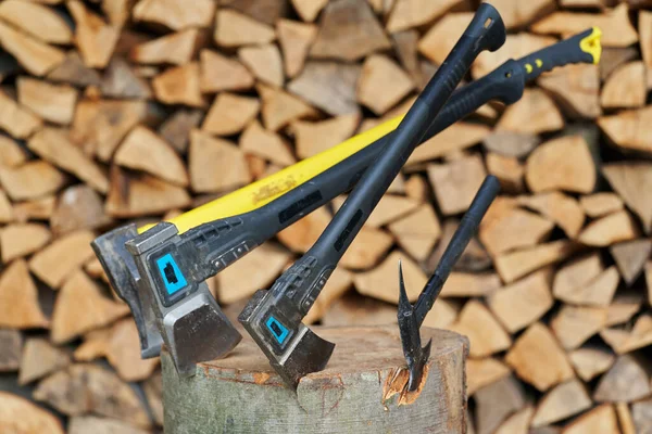 Veel Lichte Zware Bijlen Een Stronk Door Een Stapel Brandhout — Stockfoto