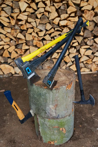 Beaucoup Haches Légères Lourdes Sur Une Souche Par Une Pile — Photo