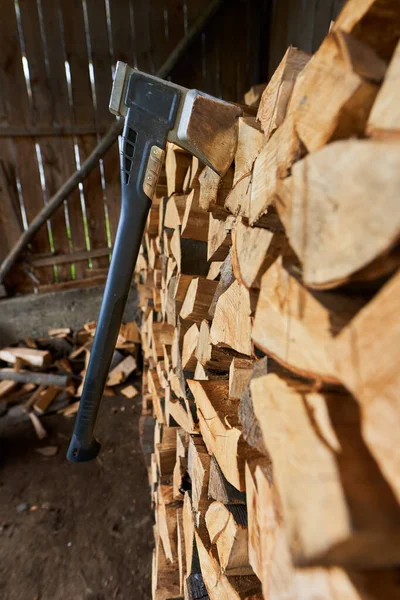 Kraftig Klyvning Yxa Stubbe Stapel Ved — Stockfoto