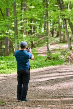 Ormanda kameralı profesyonel bir fotograf makinesi.