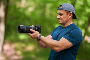 Ormanda kameralı profesyonel bir fotograf makinesi.