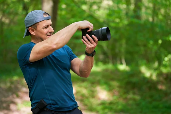 Fotpgraher Profissional Com Câmera Livre Floresta — Fotografia de Stock