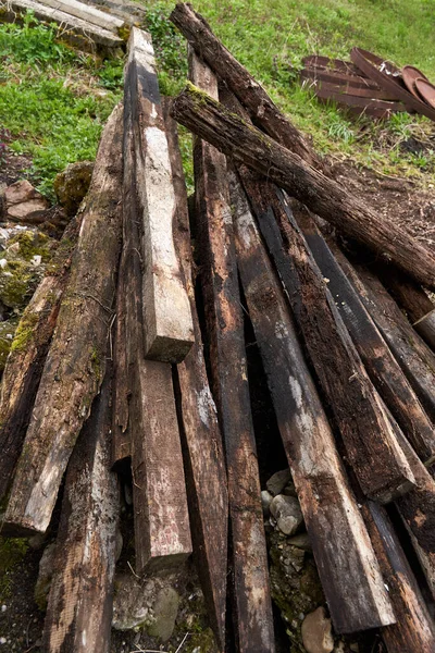 工事現場での腐葉土と薪の梁 — ストック写真