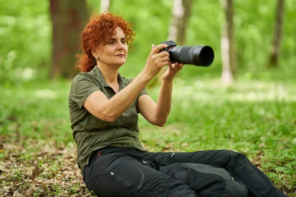 妇女专业自然摄影师在森林里拍摄 — 图库照片