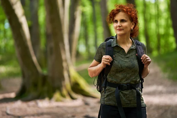 Actieve Blanke Vrouw Met Rugzak Wandelen Het Bos — Stockfoto