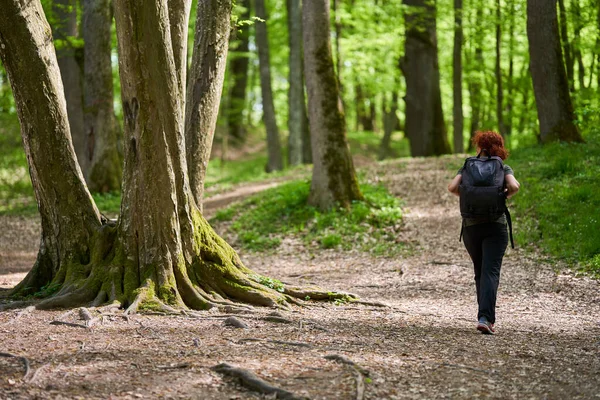 Actieve Blanke Vrouw Met Rugzak Wandelen Het Bos — Stockfoto