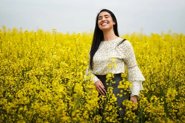 Krásná Brunetka Hispánec Mladá Žena Kvetoucí Kanola Pole — Stock fotografie