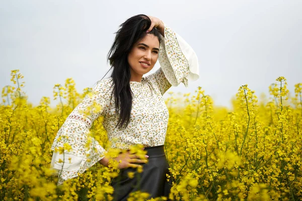 Linda Morena Hispânica Jovem Mulher Campo Canola Florescendo — Fotografia de Stock