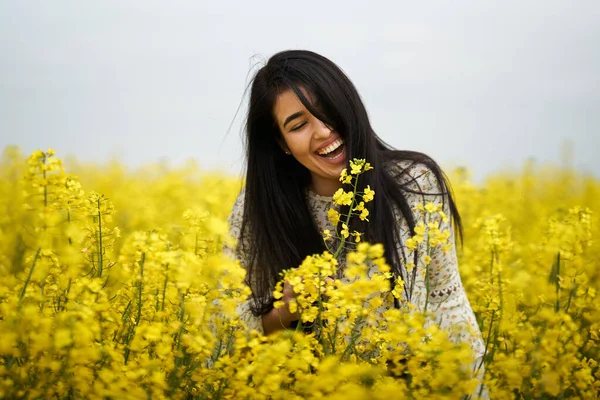 Mooie Brunette Hispanic Jonge Vrouw Een Bloeiende Canola Veld — Stockfoto