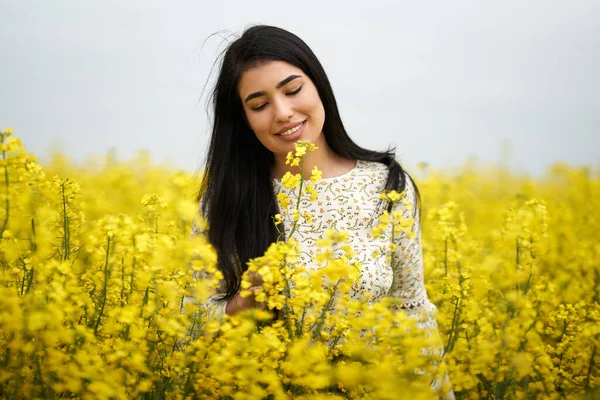 Mooie Brunette Hispanic Jonge Vrouw Een Bloeiende Canola Veld — Stockfoto