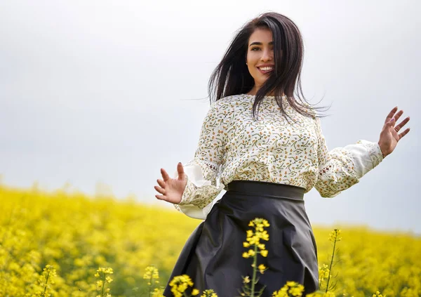 Mooie Brunette Hispanic Jonge Vrouw Een Bloeiende Canola Veld — Stockfoto