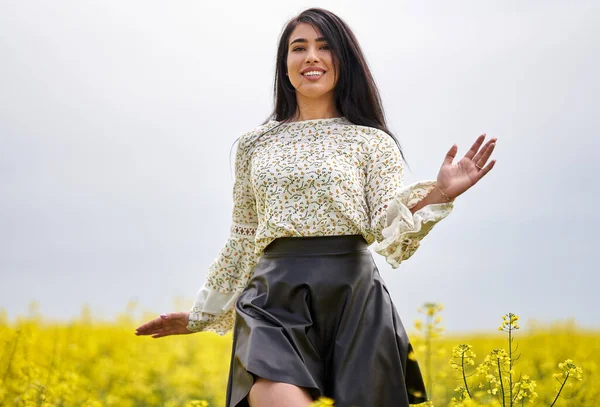 Mooie Brunette Hispanic Jonge Vrouw Een Bloeiende Canola Veld — Stockfoto